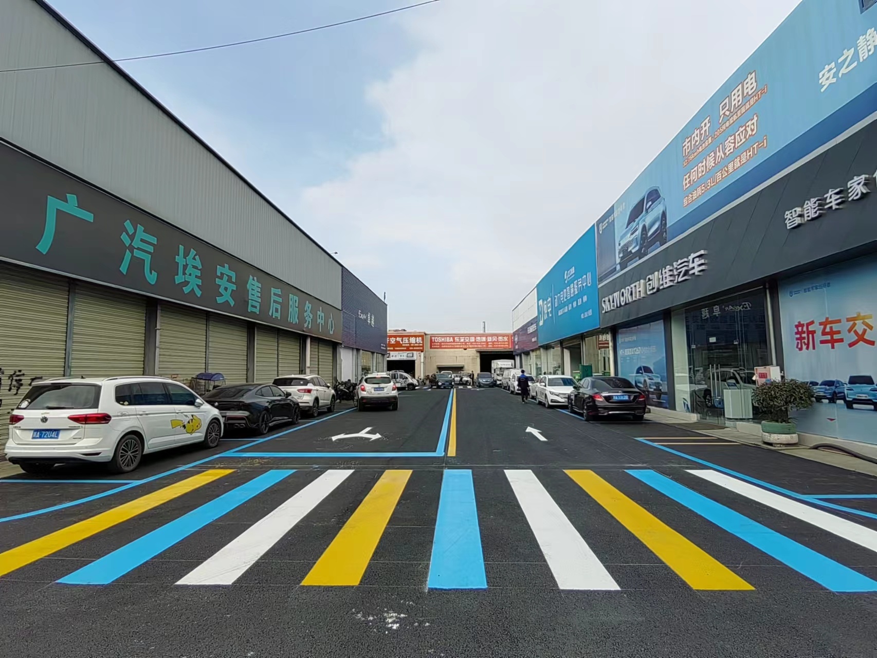 为了更好的满足园区的发展需要，雨泉商贸园对道路进行了升级改造，现在已经有了新的面貌。